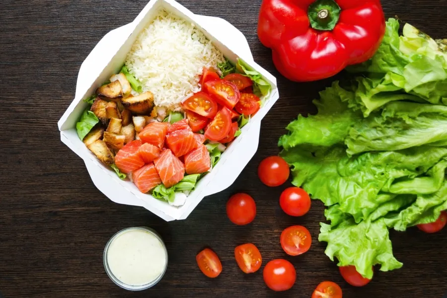 Салат Цезарь с лососем